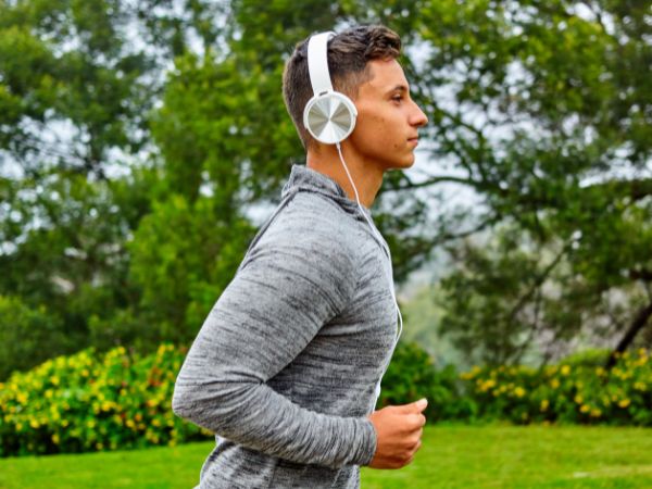 Najlepsze słuchawki dla biegaczy, według ekspertów
