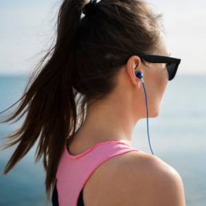 6 najlepszych słuchawek z redukcją szumów do biegania