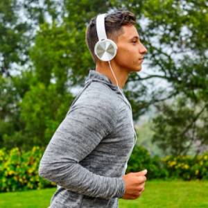 Najlepsze słuchawki dla biegaczy, według ekspertów